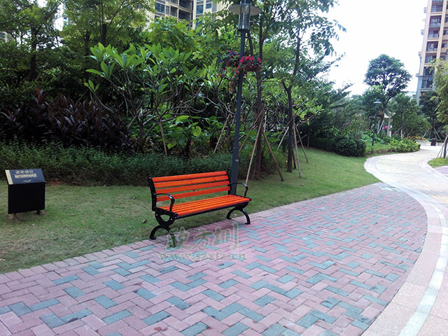  欣方圳垃圾桶廠家這里有您所需的各類垃圾桶產品和園林椅休閑椅，您只需要關注一下您身邊的市場或者來欣方圳官網瞧一瞧。您可以在欣方圳官網的案例里面，看到全國各地區的用戶案例及各種類型的用戶選擇。這不，深圳觀瀾的一位客戶又一次來我司欣方圳科技有限公司購買了一批鑄鐵有靠背園林椅。       欣方圳的這批P27鑄鐵有靠背園林椅椅腳模具使用電腦雕刻，比一般廠家人工模具鑄鐵椅腳表面更光滑平整。耐壓性極強，同時具備很強的耐熱、耐磨、耐蝕、耐低溫的特性，鑄鐵有靠背園林椅，生產周期較短，給人以粗獷、莊重、穩重的感覺，是戶外市政公共設施必選產品。    而且為了防止椅條在受力情況下往下變形，我們欣方圳的每一款休閑椅都在在椅條的下面加了兩條L30*3的熱鍍鋅角鋼加強支撐，加強椅條的支撐能力，有效的將承載力傳遞到椅腿上，防止椅條變形，加強休閑椅的抗沖擊能力，提高鑄鐵有靠背園林椅的壽命。