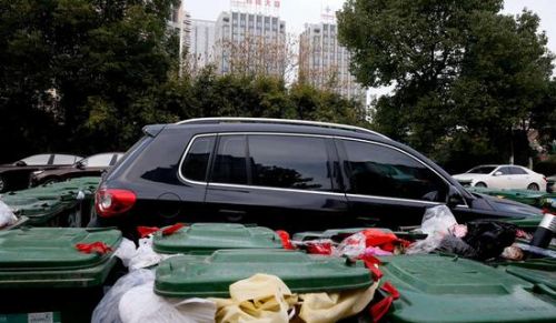 汽車被垃圾桶包圍是被惡搞還是得罪人了？