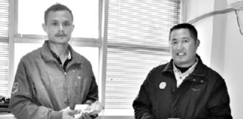  摩的師傅垃圾桶撿到萬元現(xiàn)金，拾金不昧送還失主