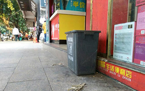 垃圾桶當足球踢?!城區大半年累計丟近千個垃圾桶